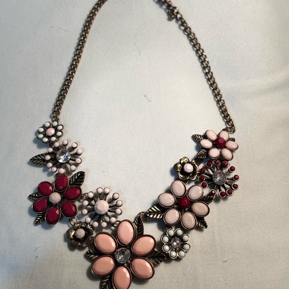 Vintage Charming Charlie Gold-Tone Acrylic & Rhinestone Flower Necklace EUC